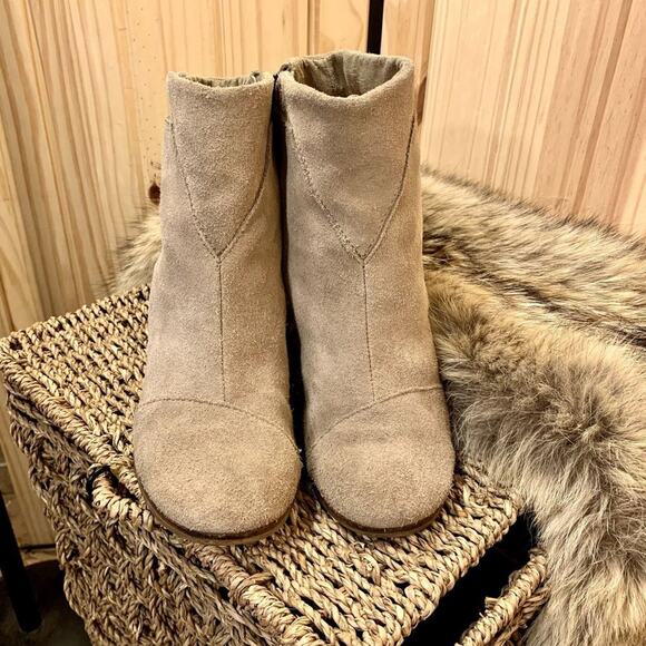 Toms Lunata Heeled Ankle Boots 8.5 Taupe Suede Tassled Booties Boho Neutral Tan - Picture 4 of 11